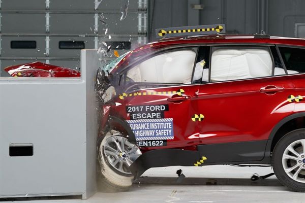 Mitsubishi Outlander ve Ford Escape çarpışma testinde çakıldı