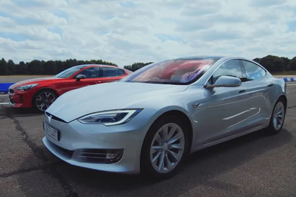 Kia Stinger GT ve Tesla Model S karşı karşıya!