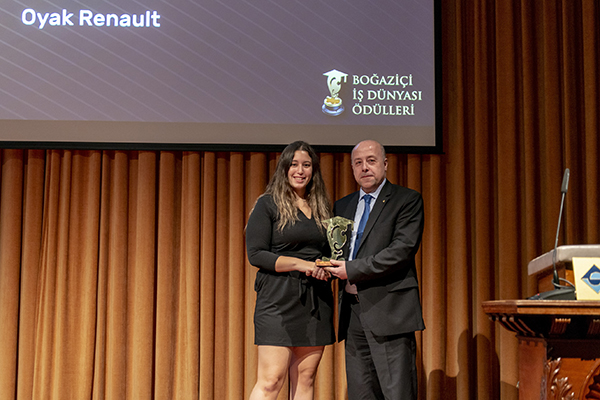 Yılın Otomotiv Şirketi ödülüne Oyak Renault layık görüldü