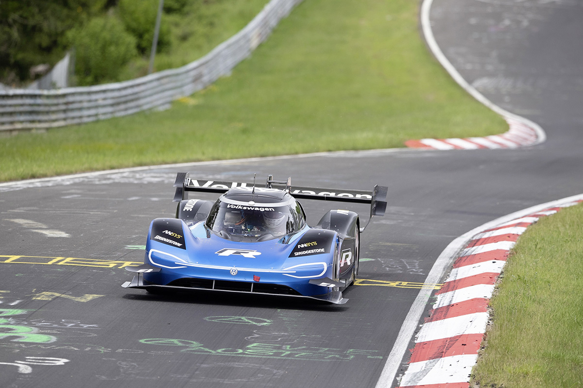 VW’nin elektrikli yarış otomobili Nürburgring’de rekor kırdı