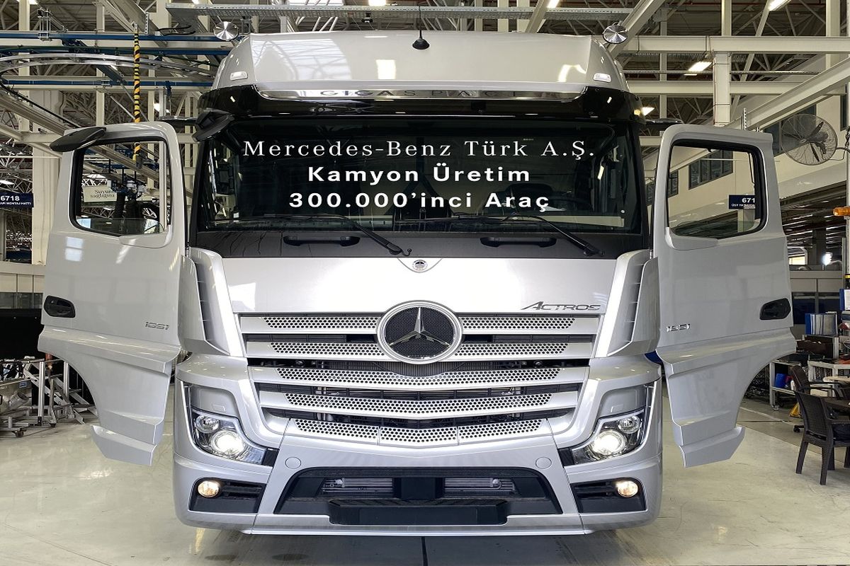 Mercedes-Benz Türk 300.000’inci kamyonunu banttan indirdi