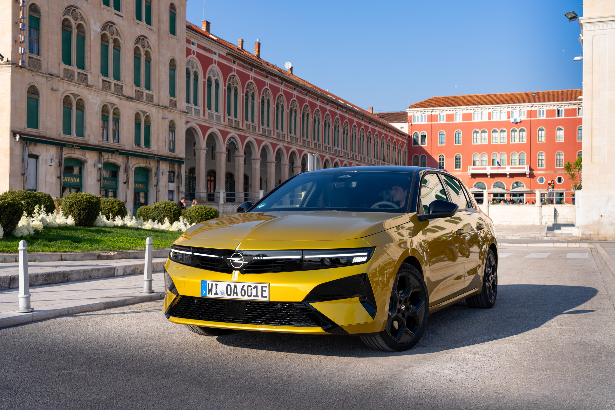 Yenilenen Opel Astra Türkiye’de